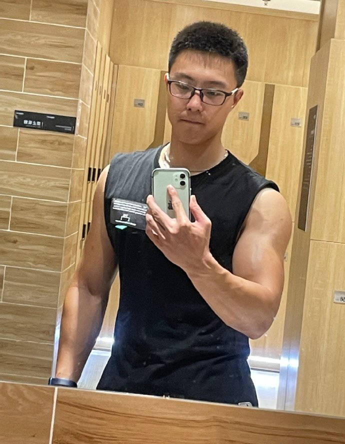 西安小哥最爱撸铁健身,前凸后翘一身肌肉,麒麟臂健壮有型!