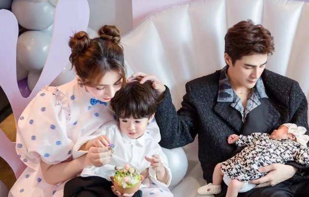 丹尼尔|麦迪娜为女儿庆满月，一家人打扮精致出镜，姜潮与女儿互动超宠溺