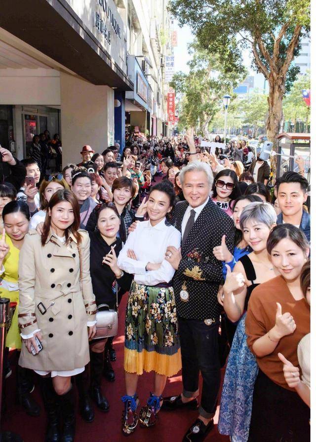 身材 张庭真是不老女神,穿白色上衣搭配半身裙简约优雅,高级减龄