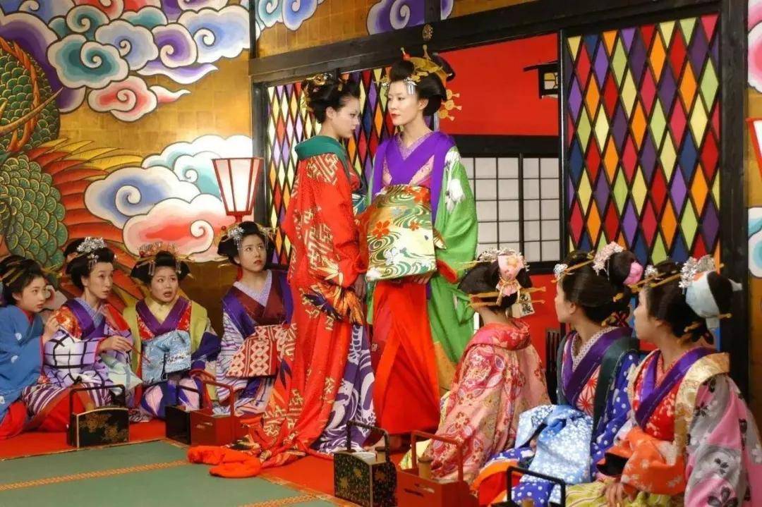 美学极具视觉冲击力的日式爆裂美学，肆意而浪漫