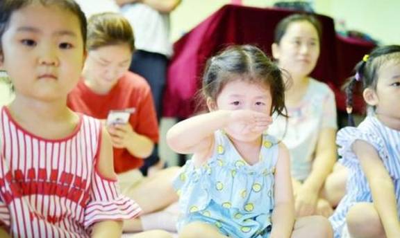 家长|女儿在幼儿园遭孤立，宝妈怒上门讨说法，老师：穿成这样谁和她玩