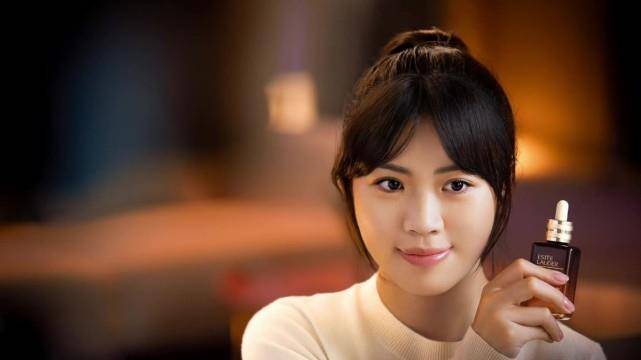 郭晶晶 杨倩拿下郭晶晶顶奢代言！穿深v裙换脸变美，美颜暴击不输明星