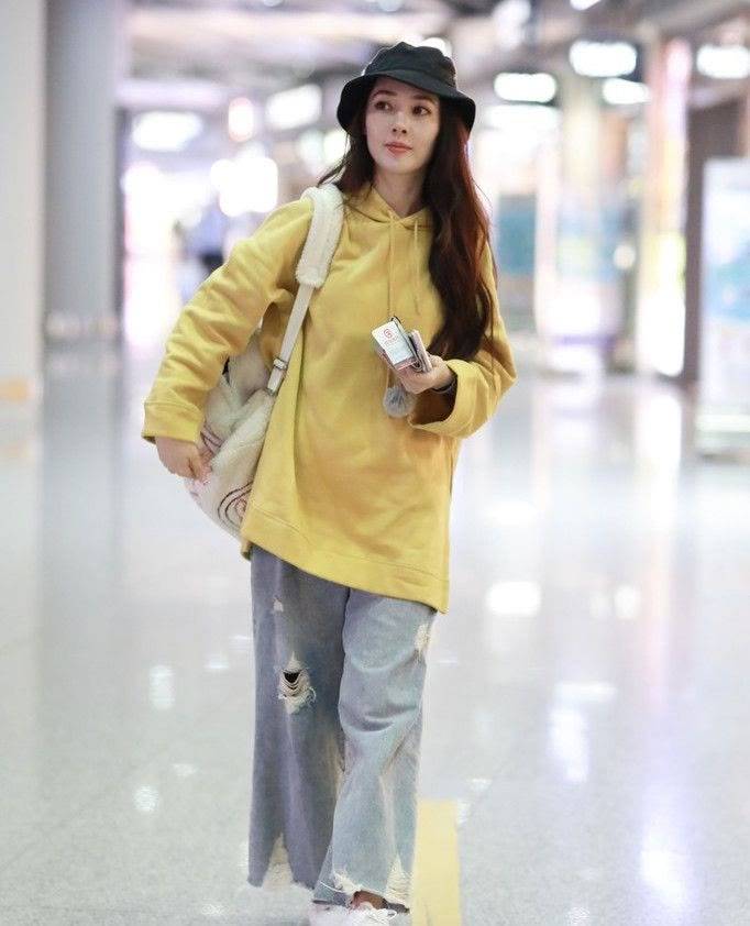 排场 郭碧婷一家出街排场大，穿着宽松随意没阔太范，1岁女儿真像爷爷