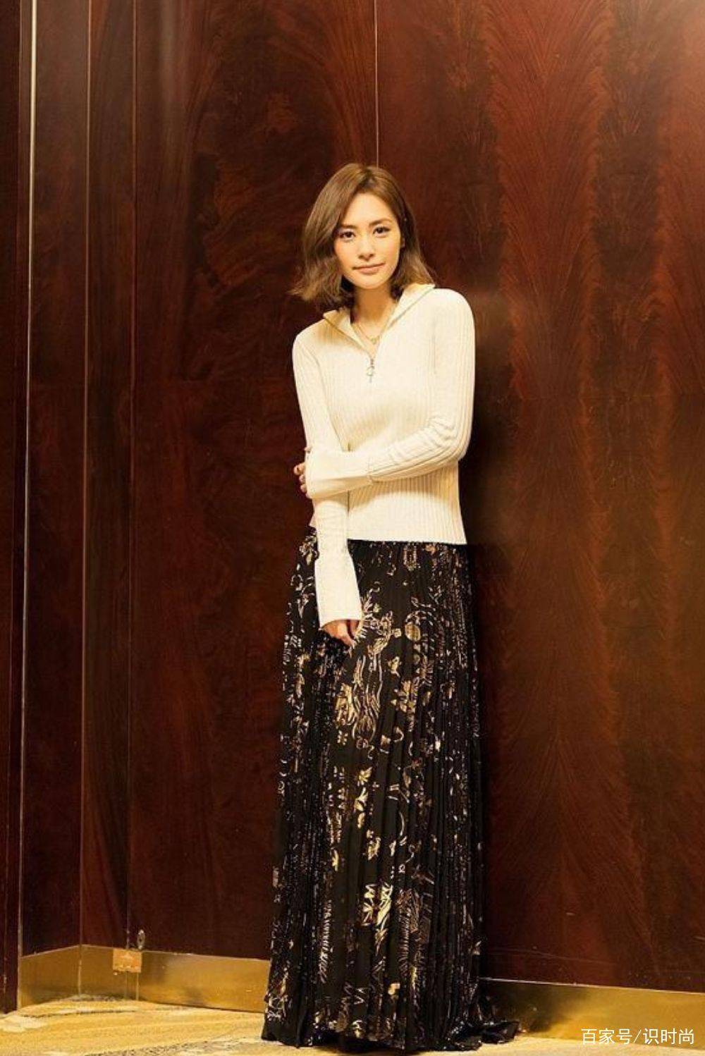 黑色 Twins同框现身机场,两人身材不在同一级别,阿娇要穿宽松装遮肉