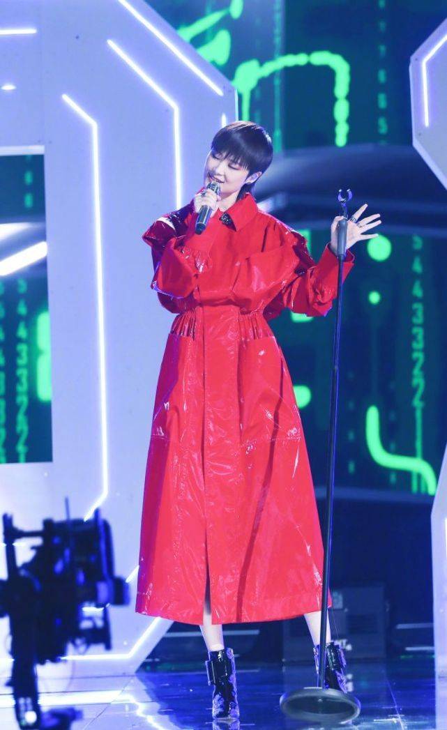 黑色 杨幂不走美艳大美人路线,秋天爱上皮革单品,立刻时髦感狂飙了