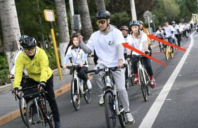 张歆艺 张歆艺彻底瘦回巅峰状态!卫衣搭T恤秀出纤细身材,与袁弘好恩爱