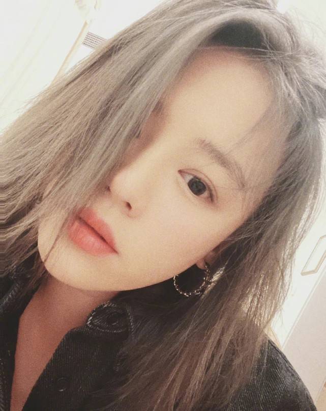 张哲轩马思纯张哲轩挽手逛街，马思纯小腿肿胀肚子微微隆起两人感情真好