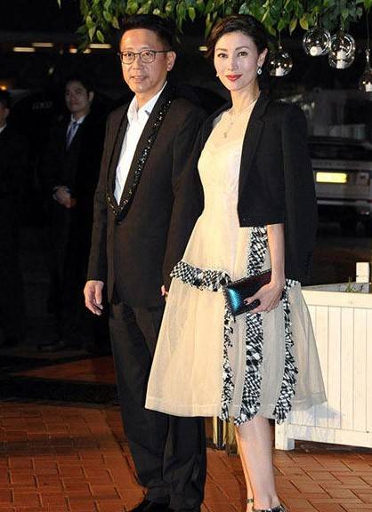 李嘉欣 51岁李嘉欣发福显老态，穿宽版西装配长裙难掩臃肿，幸好气质还在