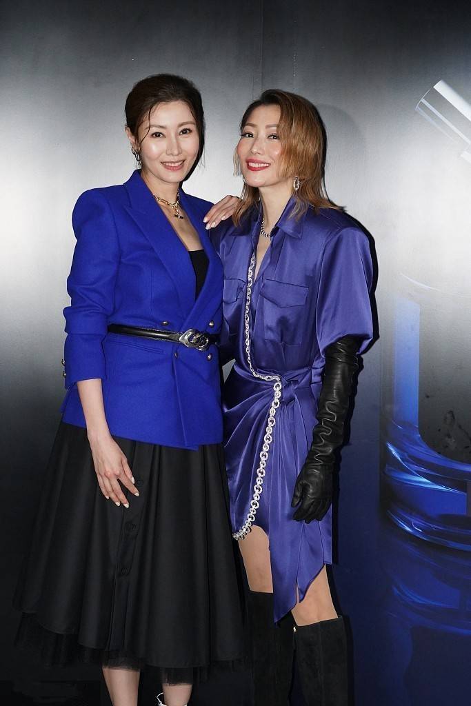 李嘉欣 51岁李嘉欣发福显老态,穿宽版西装配长裙难掩臃肿,幸好气质还在