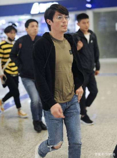 胡子 霍建华真不愧是神颜值，胡子拉渣都这么帅气，穿休闲装像20岁出头