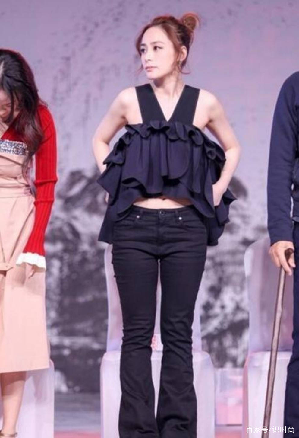 黑色 Twins同框现身机场，两人身材不在同一级别，阿娇要穿宽松装遮肉