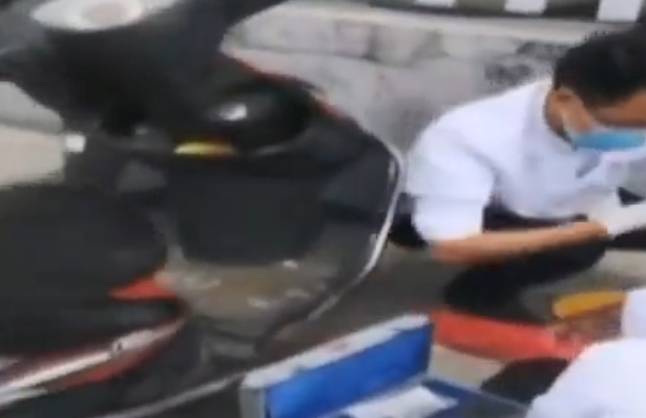 高空|太可怕了!红衣女突然从天而降,直接砸到路人头上,两人双双身亡