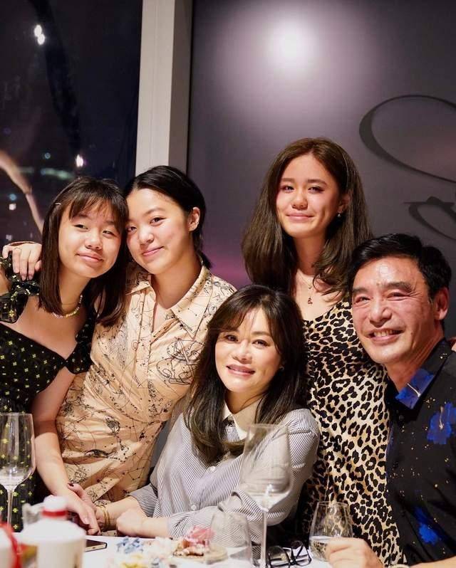众星捧月 钟镇涛妻子庆生众星捧月，一家5口同框她穿衬衫稳坐C位，真幸福
