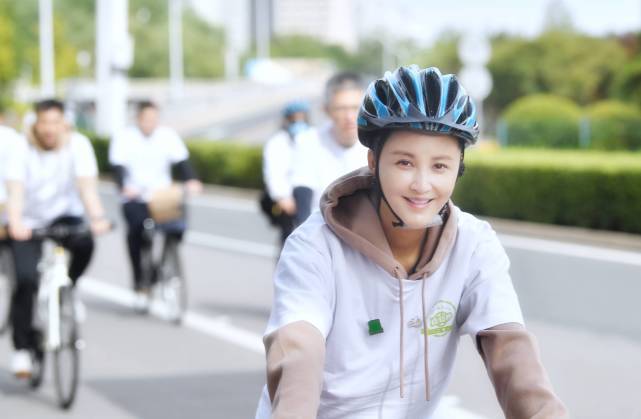 张歆艺 张歆艺彻底瘦回巅峰状态!卫衣搭T恤秀出纤细身材,与袁弘好恩爱