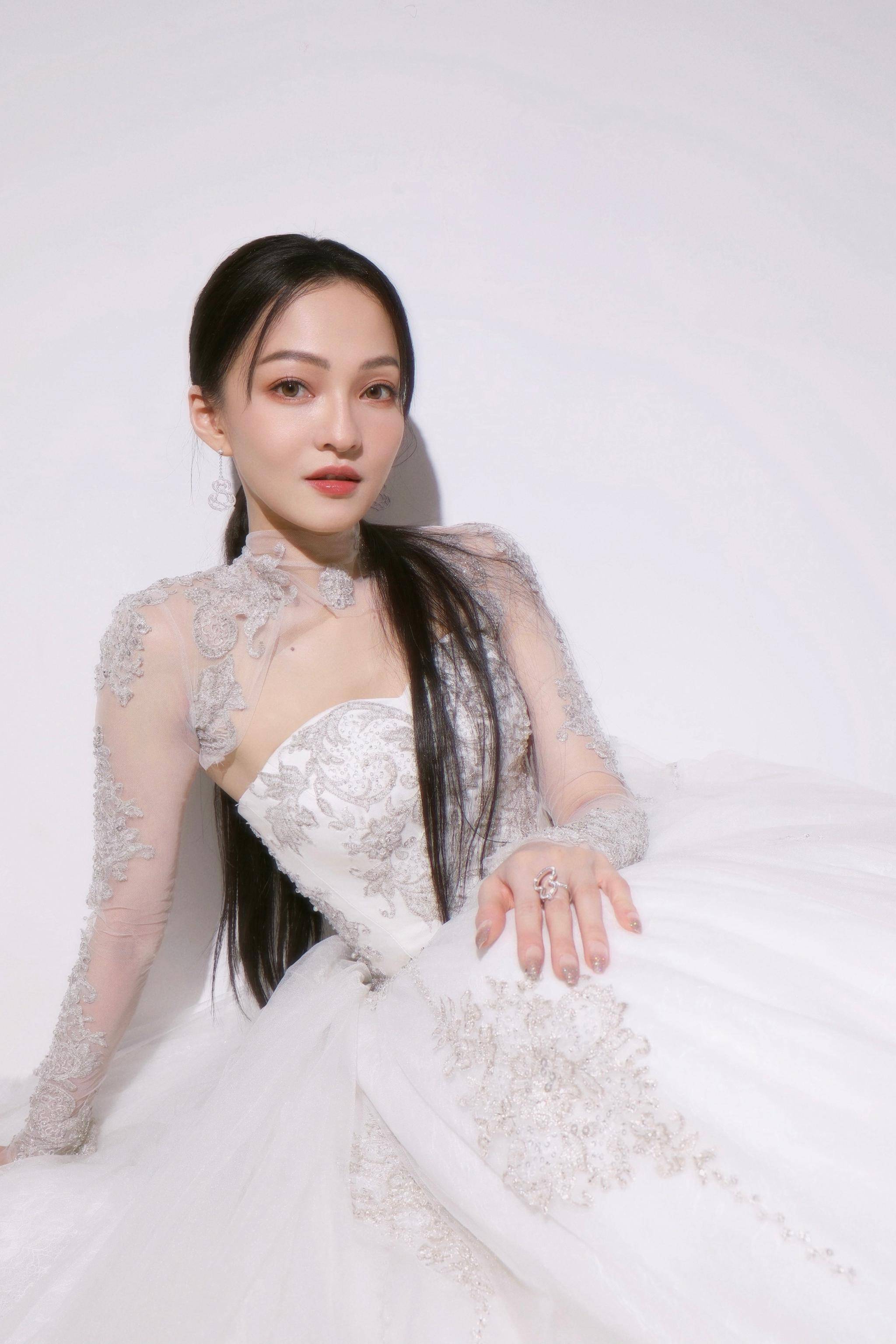 张韶涵佩戴qeelin亮相国庆晚会