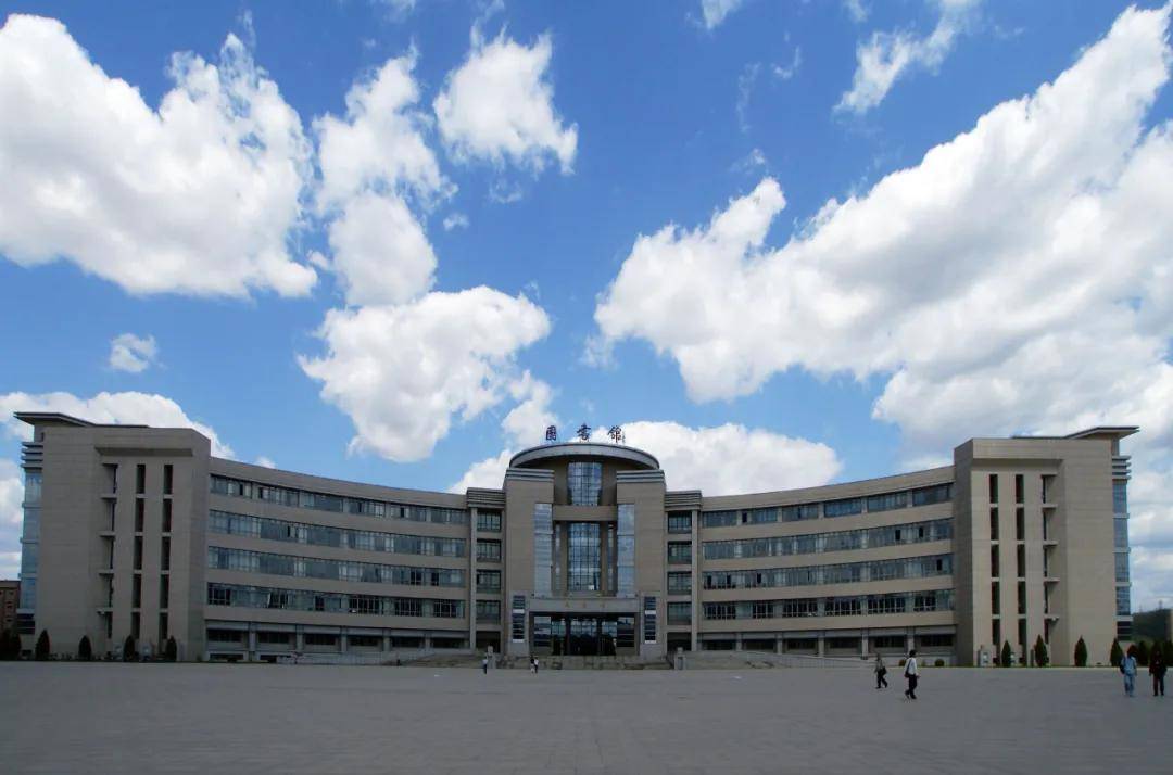 中国第一所石油工业学校,1950年始建于大连,1958年升格为抚顺石油学院
