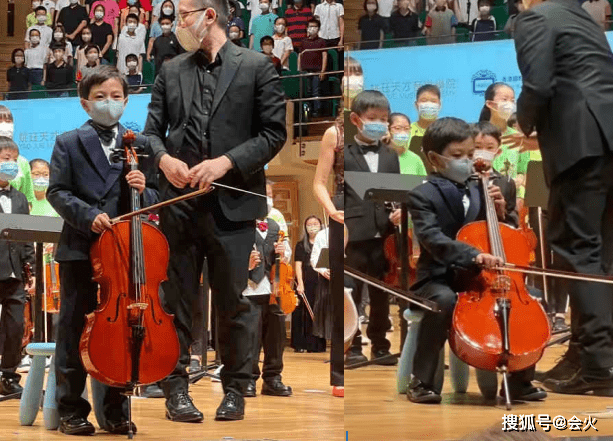 霍中曦郭晶晶携家人看儿子演出！扎双马尾好少女，妈妈头发半白气质佳