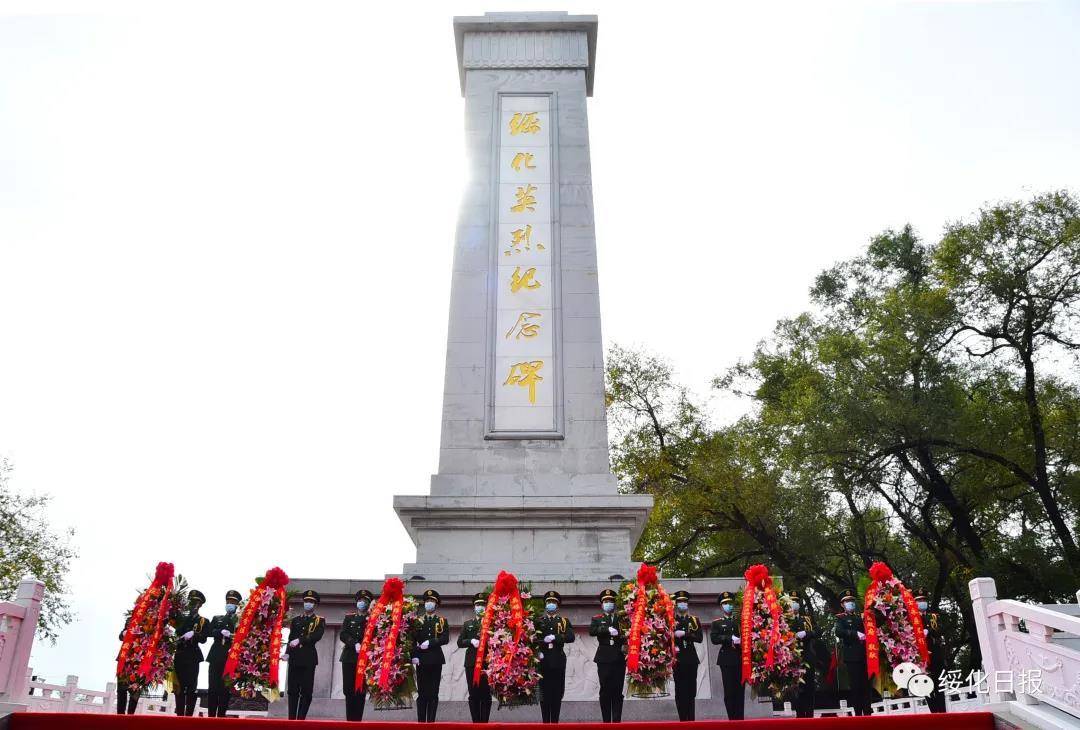 在《獻花曲》的伴奏中,禮兵抬著花籃緩步走到英烈紀念碑前,向英雄烈士