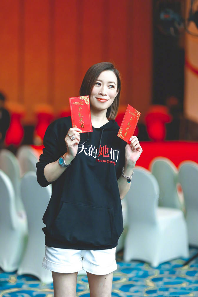 卫衣 佘诗曼新戏开机学聪明，穿卫衣配短裤秀身材，穿绿色厚底靴更夸张