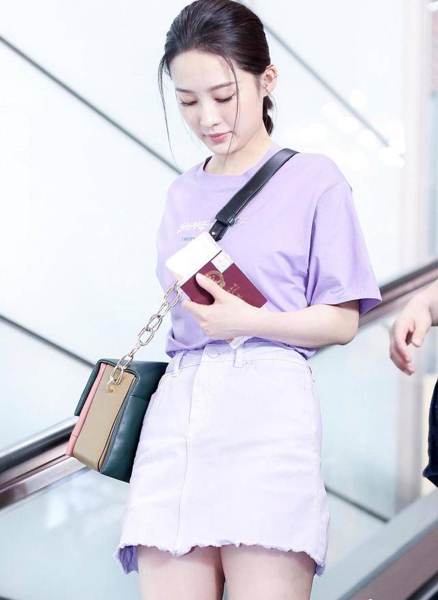 香芋 李沁的“少女感”绝了，香芋紫T恤配半身裙清新俏皮，甜美温柔
