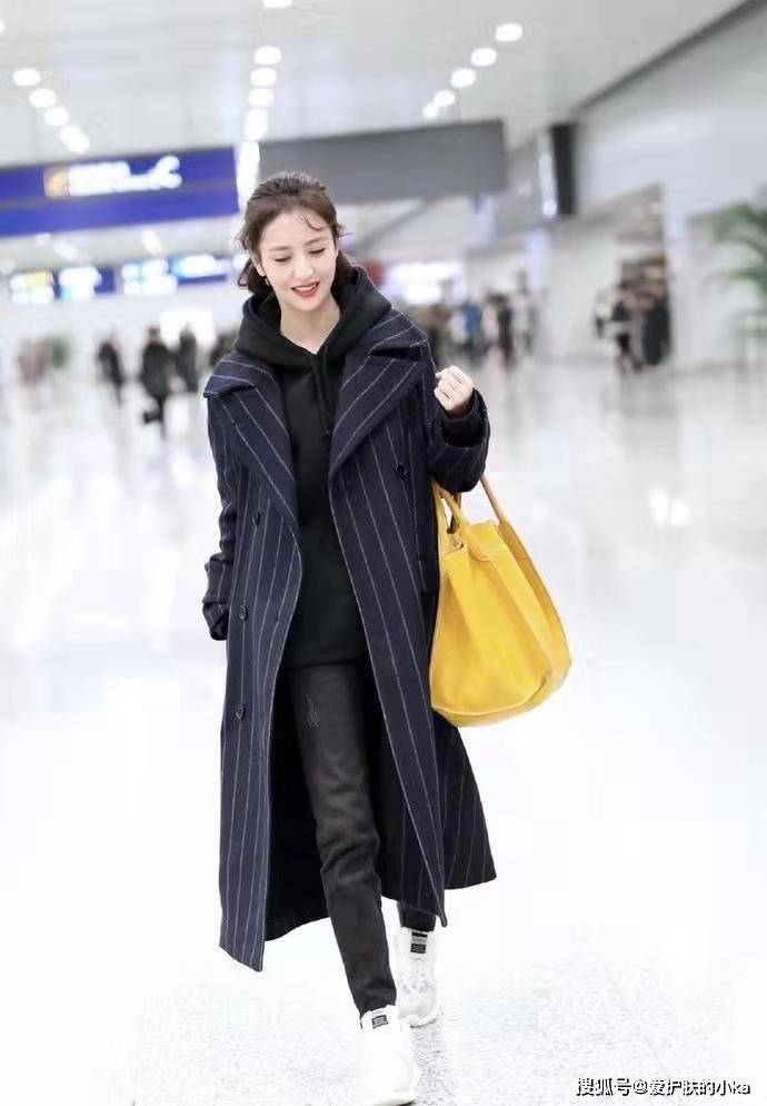 保暖性 佟丽娅短发好美,烫“大妈卷”也不显老气,穿深色大衣仍有少女感