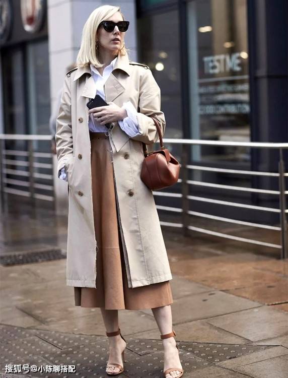 配饰 四五十岁女人选风衣，这“8不要”法则要记好，时尚大方又很高级