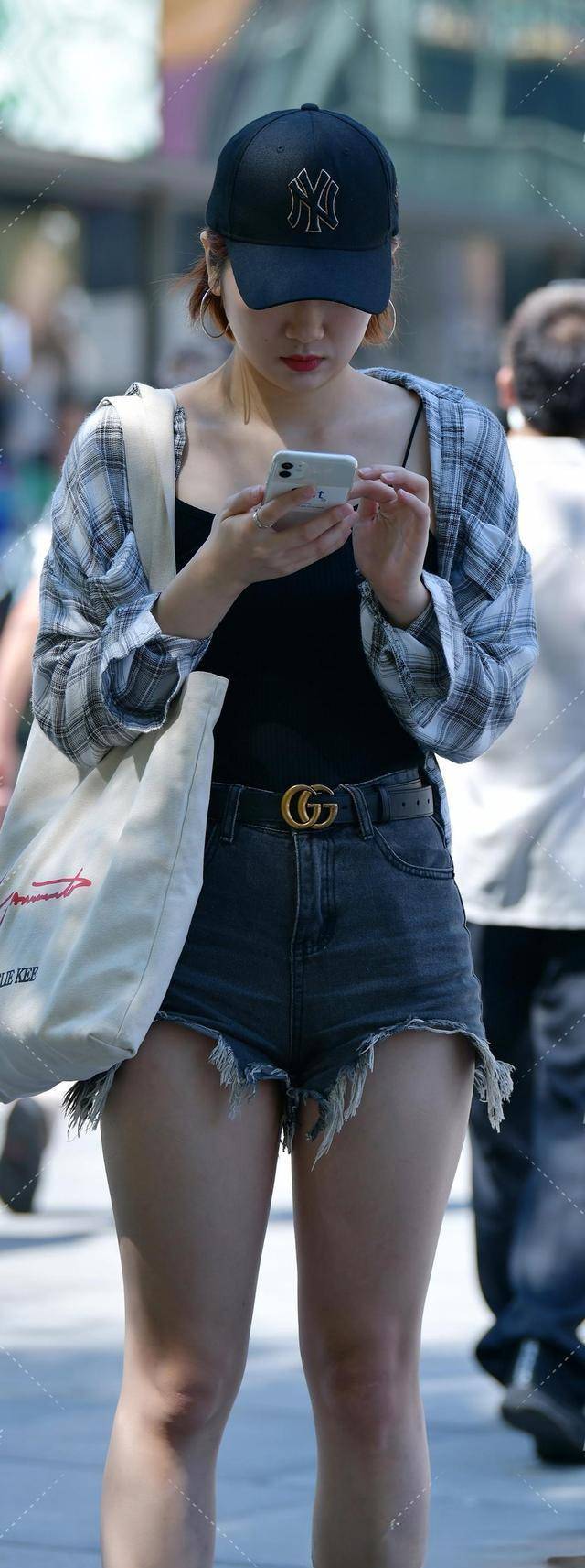 整体 新潮美观的瑜伽裤穿着显出典雅气质，舒适透气修饰腿型，简洁干练