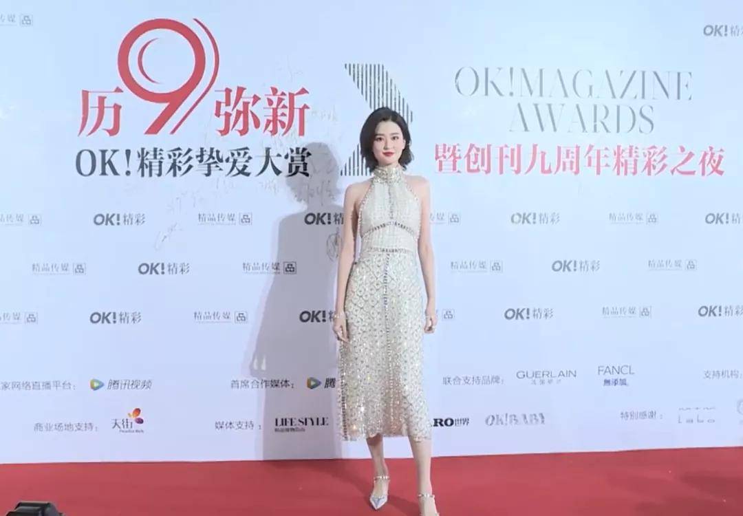 黄圣依 精彩之夜女星比美:邓萃雯宛若霸总,黄圣依颖儿高开衩长裙秀长腿