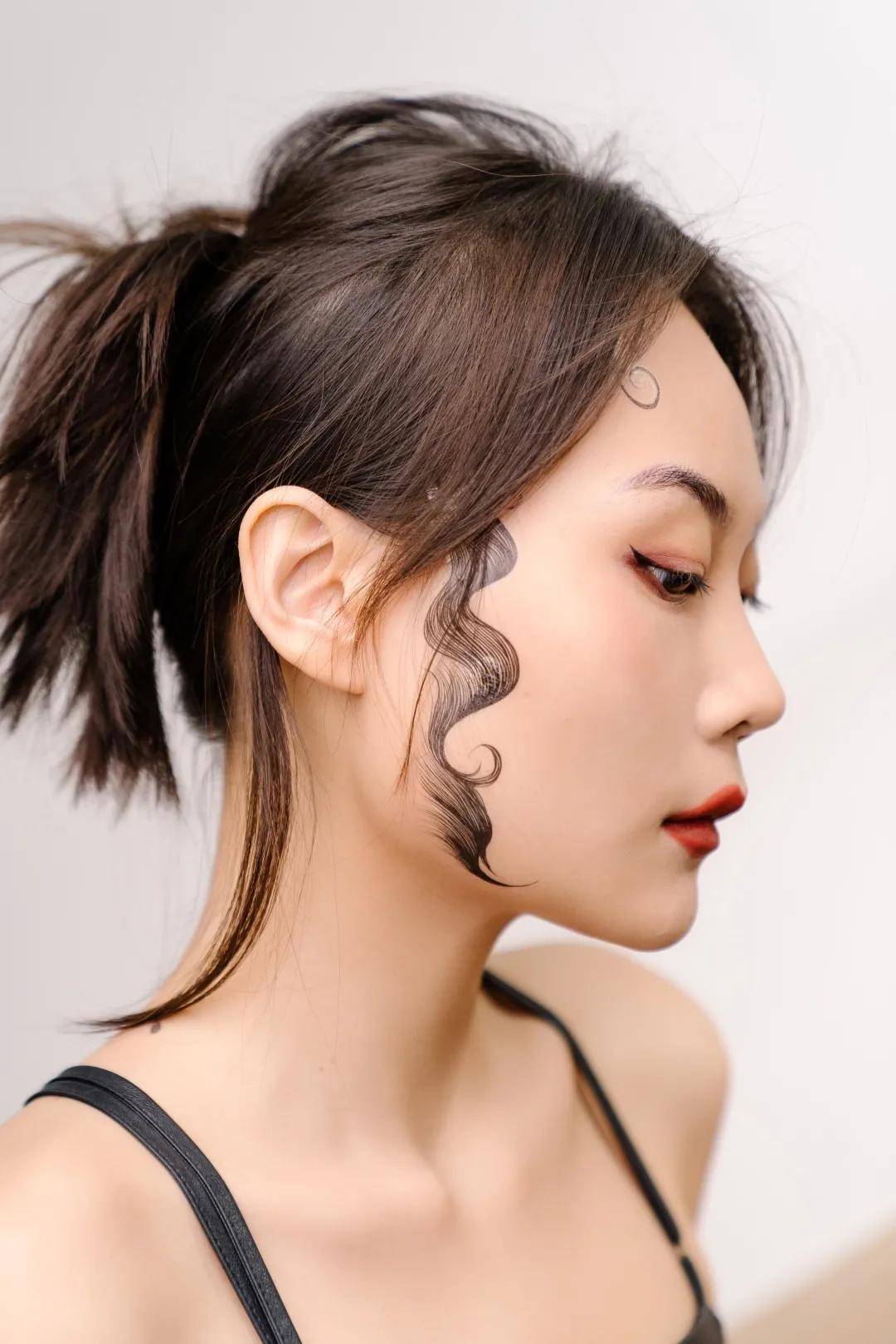 眼睛女明星人手一个的眼线贴火出圈了？这期美妆贴纸种草请收好！