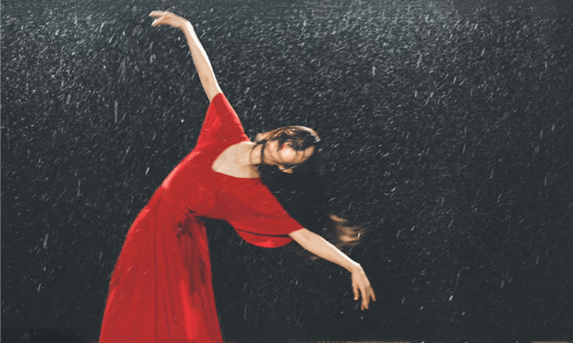 佟丽娅 张杰新歌MV中，佟丽娅穿红裙的样子太“惊艳”了，每一帧都好心动