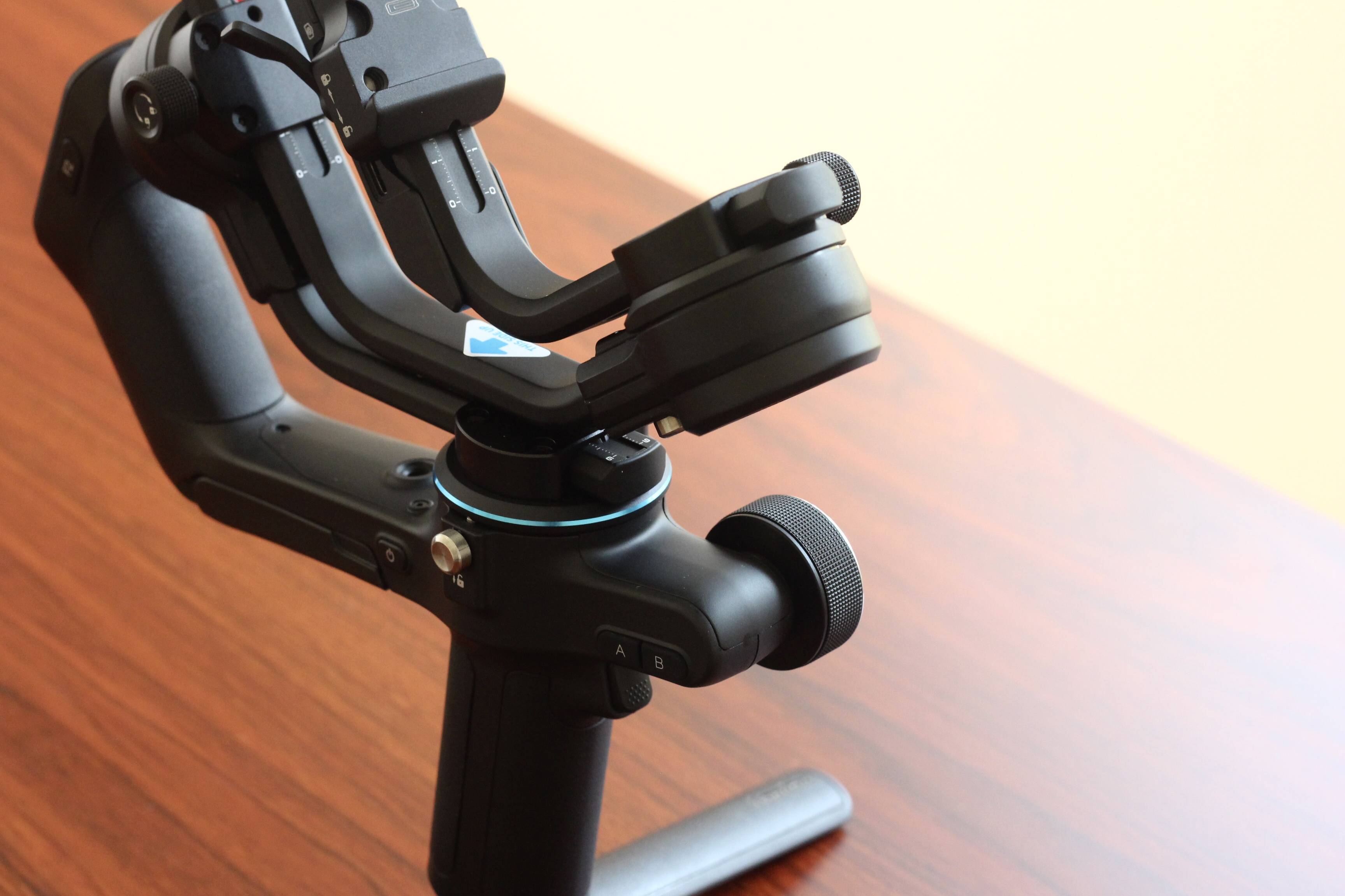 飞宇蝎子三轴相机手持稳定器体验这是一款身怀绝技的稳定器