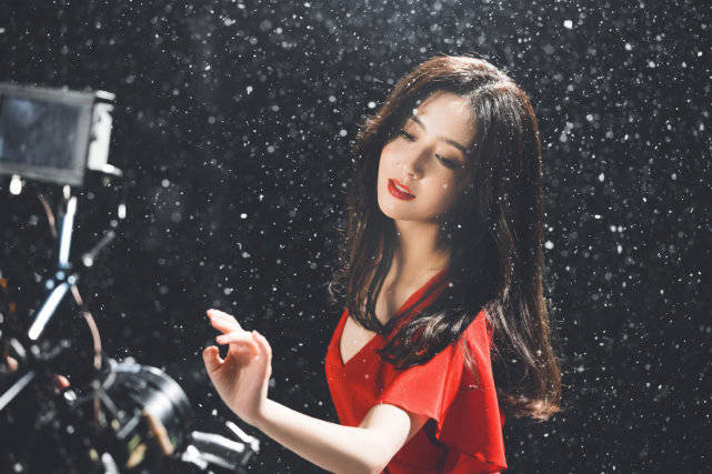 赵丽颖 佟丽娅离婚后惊艳绽放！穿中国红裙出演MV比赵丽颖绝美，跳舞美到爆