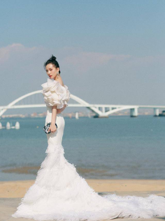 流苏 刘诗诗状态再攀高峰,穿鱼尾流苏裙优雅高级,凹凸身材比婚前还好