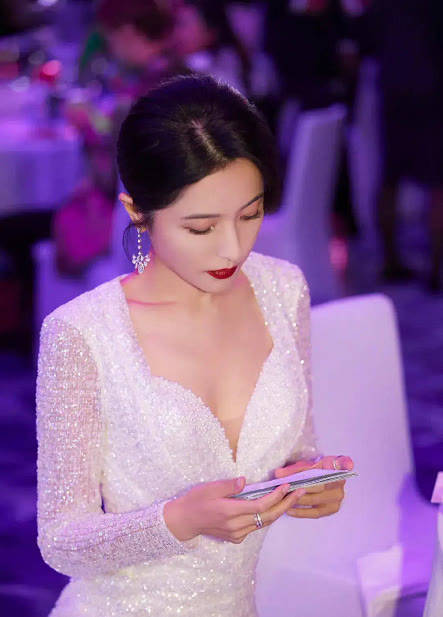 身材 曾黎也太会穿了，紧身旗袍腰身还拼两块薄纱，这曲线让人移不开眼