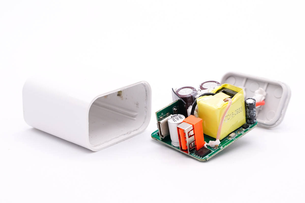 支持5-20V齐全电压档位，既可充iPhone 13又能充笔电，古石30W快充充电器拆解