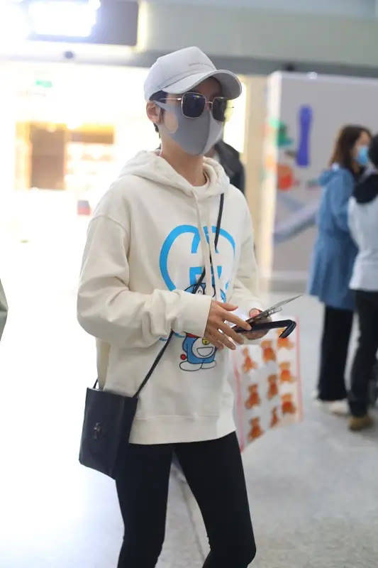 吴京 吴京爆火谢楠也变高调,一件卡通卫衣就要1万多,气质还像小姑娘