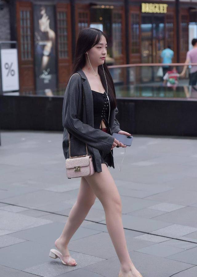 黑色 心思别致的瑜伽裤更显优雅大方的气质，美出了优雅感，还显年轻