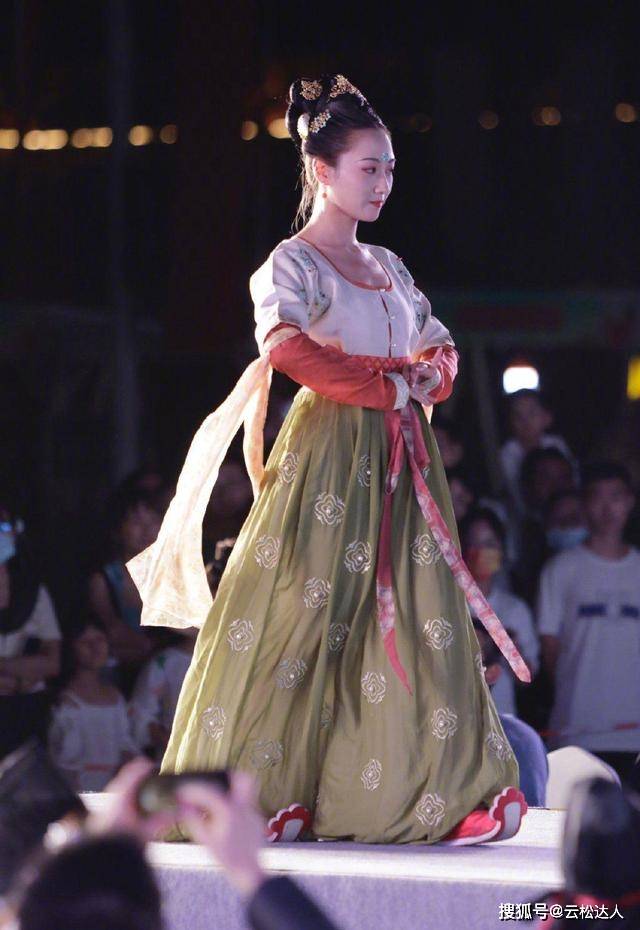 设计 “人间真实”的汉服实拍，虽然显矮+显胖，但胜在端庄、优雅