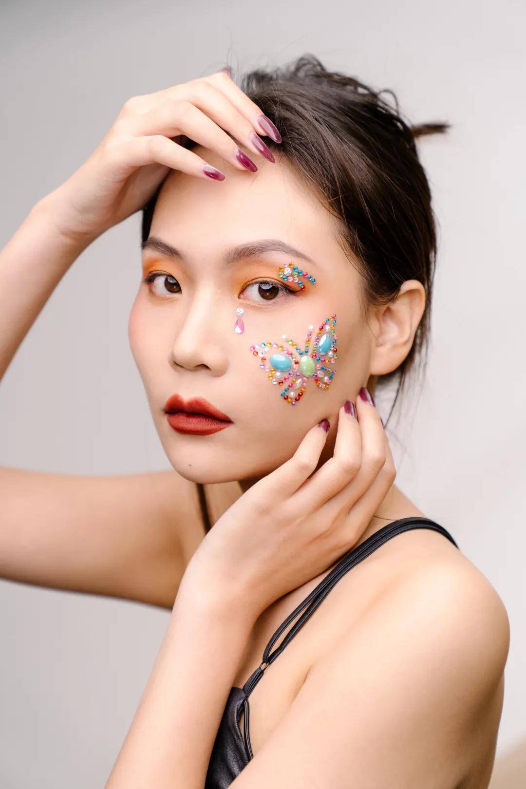眼睛女明星人手一个的眼线贴火出圈了？这期美妆贴纸种草请收好！