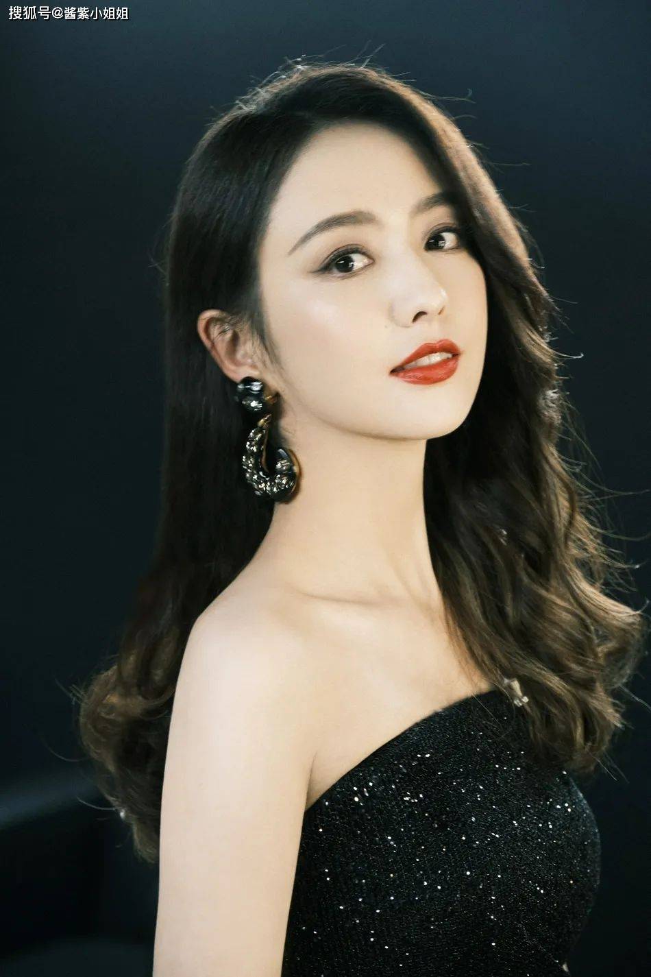 写真照 佟丽娅穿着抹胸亮片长裙超美艳！雪肤玉貌太性感迷人