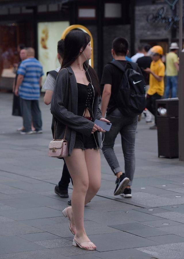 黑色 心思别致的瑜伽裤更显优雅大方的气质，美出了优雅感，还显年轻