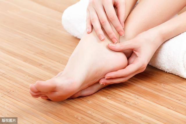 症状|血糖高不高，低头看脚或能知晓！脚部有三个表现，或是血糖超标了