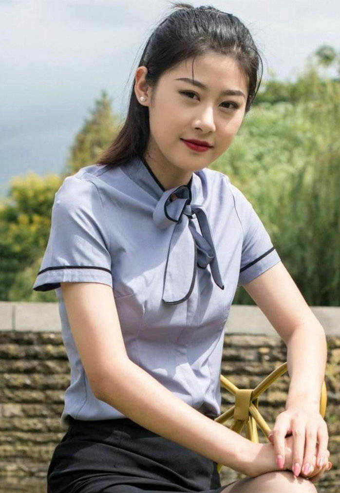 小孩子 衬衫搭配的黑色半身裙,简约利落的设计,轻松展现女性的曲线美