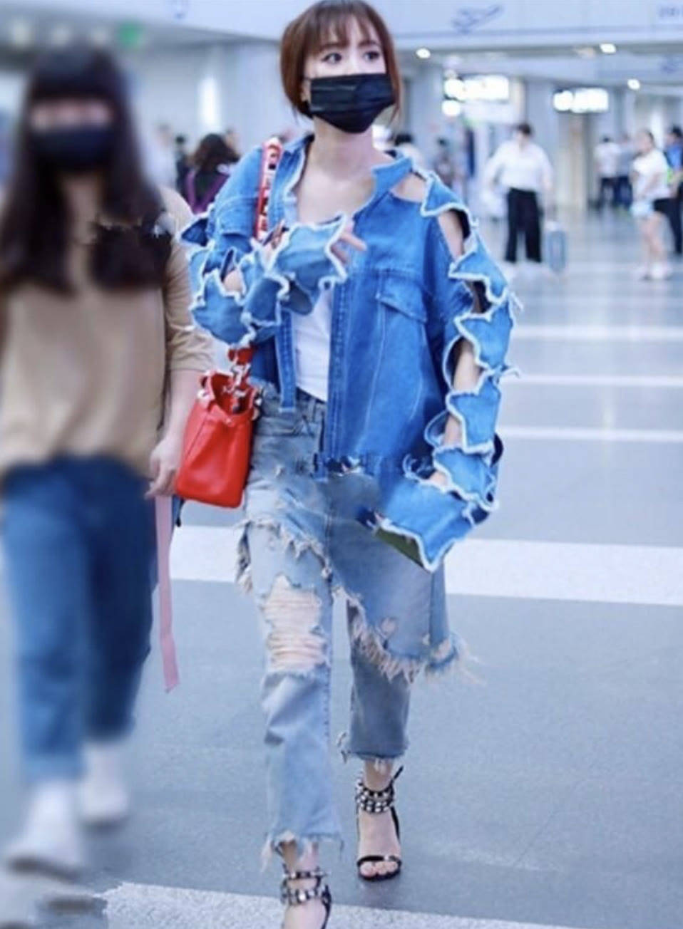 个性 蔡依林彻底放飞自我，一身衣服“破”到令人心疼，这时尚好难懂