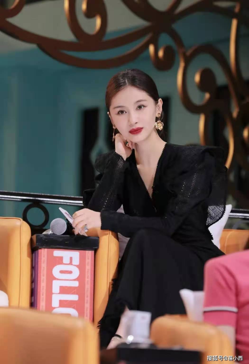 黑色 王子文化身为大女人,穿透明上衣配印花半裙,性感撩人又不失气场