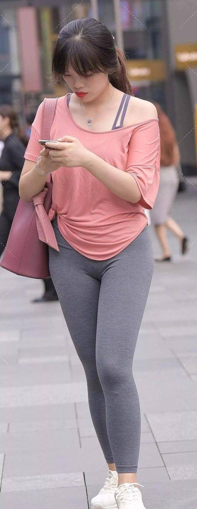 短裙 丰润紧致的瑜伽裤美女,不乏时髦感,显得瘦高