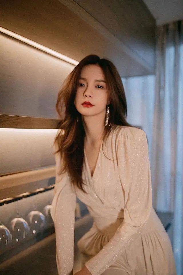 亮片 沈梦辰真懂打扮,“上衣下塞”穿法穿出好比例,身材主持人中拔尖