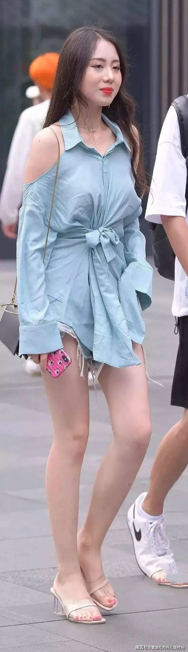 蓝色 蓝色露肩衬衫搭配牛仔短裤，甜美而又精致，女人味十足