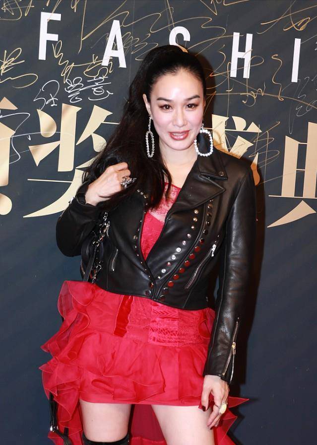 个性 钟丽缇与小12岁张伦硕出门，打扮太新潮，粉色紧身裤配运动鞋太靓