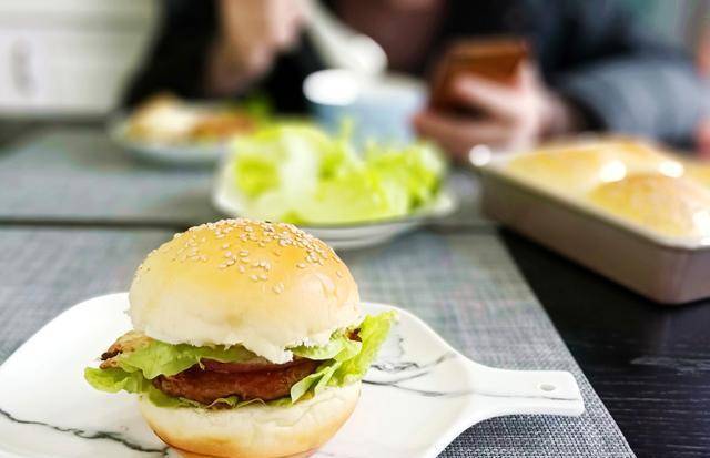 蔬菜|1片面包2种吃法,1种豪华1种香,6样早餐晒朋友圈,网友:太丰盛